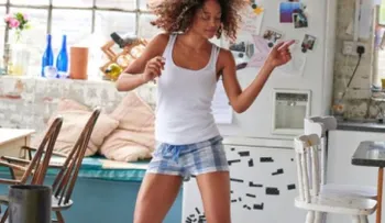 12 acciones que toda mujer hace al vivir sola