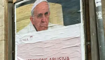 Decenas de carteles anónimos en Roma exhiben críticas al papa Francisco
