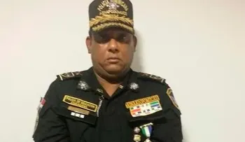Hijo de Euclides parece tener problemas mentales; se viste de militar, tiene su propia PN y una escolta de 8 coroneles