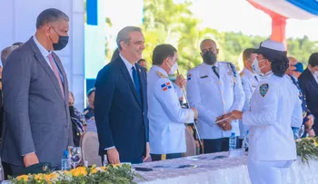 Presidente Abinader exhorta a nuevos oficiales de la Policía Nacional a actuar con integridad