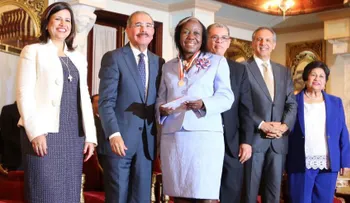 Danilo Medina entrega Medalla al Mérito Magisterial en el Día del Maestro