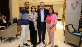  "¡Abinader se convierte en delivery de café y sorprende a dominicana Alexandra Morel en Londres!"