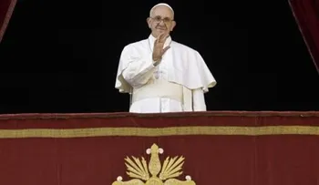 El papa transmite mensaje de misericordia en día de Navidad