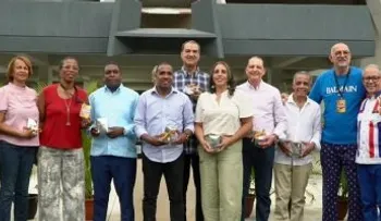 Abadina entrega acreditaciones y pases permanentes a Inmortales y Viejas Glorias del baloncesto distrital