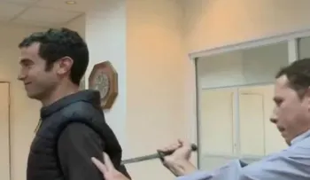 Prueba de un chaleco anticuchillos termina de manera inesperada (VIDEO)