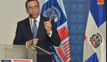 Ministro Andrés Navarro pone en funcionamiento mesa para apoyar escuelas en todo el país