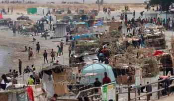 Más de 80 chozas albergan a migrantes en una playa de Ceuta