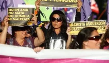 En el MUNDO reclaman el fin violencia contra la mujer: "quien ama no mata, machista asqueroso" 