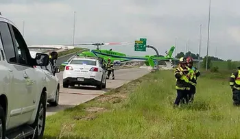 Un policía distrajo a esta niña luego de que su padre falleciera en un trágico accidente
