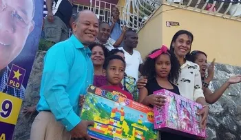 José García entrega juguetes a niños de SDN en Día de Reyes