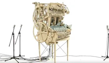 Una maquina hecha de madera y 2.000 canicas produce está música celestial y divertida