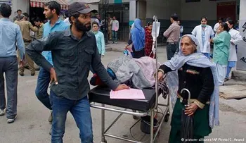 15 muertos y decenas de heridos tras el colapso de un edificio en Pakistán