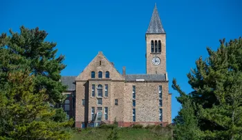 Demandante de Cornell afirma que el presidente de la universidad la hizo sentir "sin apoyo y desacreditada"