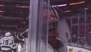 Justin Bieber fue a jugar al hockey sobre hielo y se topó con un rudo defensor de los Arizona Coyotes