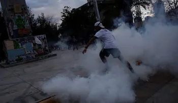 Un muerto y un bus quemado en nueva noche de protestas en Chile por pandemia