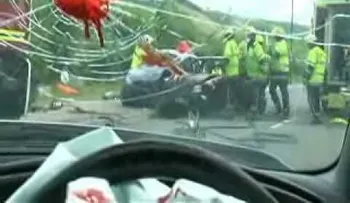 Video: el peor accidente de auto jamás grabado, voló 20 metros en el aire