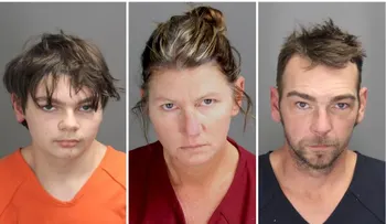 Arrestan padres de alumno que asesinó a cuatro adolescentes en tiroteo en Michigan