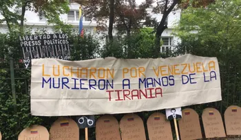 "Tumbas" en honor a fallecidos en protestas: venezolanos en Washington envían mensaje a Maduro y el mundo