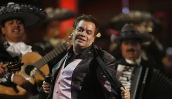 Una foto con la "prueba de vida" de Juan Gabriel aviva la polémica sobre su muerte