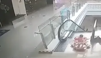 Rescatan de manera espectacular bebé cayó por escaleras eléctricas