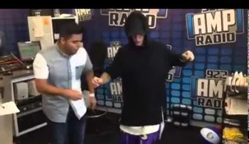 Justin Bieber bailando merengue de Toño Rosario