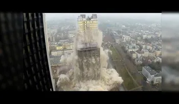 El edificio universitario más alto de Europa se hace polvo en segundos