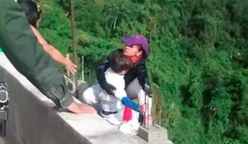Testigos irrumpen en llantos cuando mujer se lanzó desde un puente con su hijo en brazos
