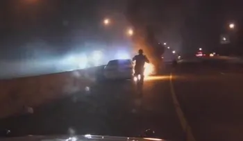 Cámara de patrulla capta increíble rescate desde auto en llamas