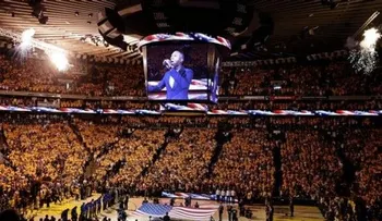 Aficionado cae de segundo nivel de Arena de Warriors