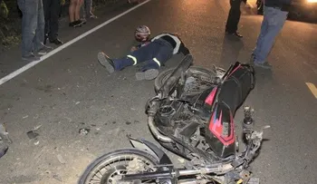 Muere hombre al chocar su motocicleta con camión estaba estacionado