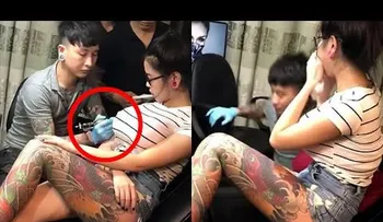 IMAGENES QUE PUEDEN SER SENSIBLES: le explota unos de sus senos mientras le hacían un tatuaje