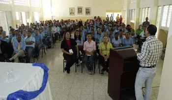 Ministro de la Juventud realiza conversatorio sobre Ley de Juventud en Azua.