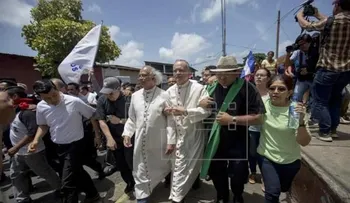  Agresión a obispos y profanación de templo enturbia el diálogo en Nicaragua 