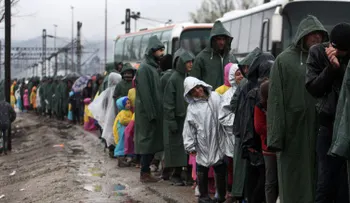 Cierre de rutas bloquea a miles de migrantes en un superpoblado campamento griego