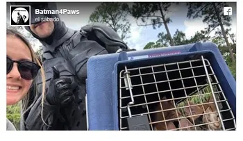 Se viste de Batman para rescatar animales que serían sacrificados y les busca adopción