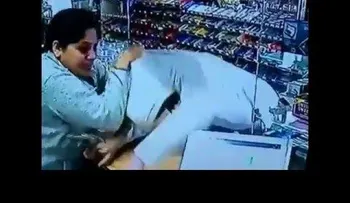 Una cajera enfurecida da una lección a un ladrón que le apunta con un arma