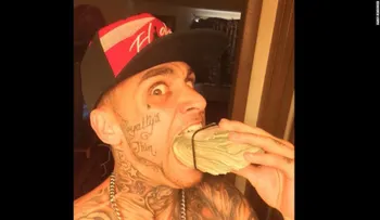 Un hombre roba un banco y publica fotos en Facebook con fajos de billetes