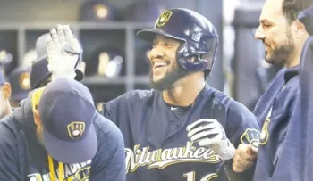 Santana y Villar brillan en triunfo de Milwaukee