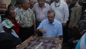Abinader realiza mano a mano en el Simón Bolívar