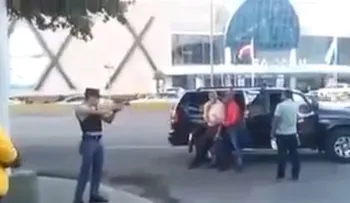 Encañonan hombres acusados de atracadores (Video)
