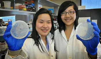 Un genial invento de estudiantes "come" plástico de océanos y lo convierte en agua; tienen solo 20 años