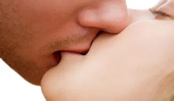 Besar a un fumador y otros errores que amenazan tu salud