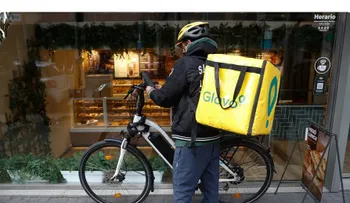 Glovo enfrenta multa millonaria por emplear extranjeros sin permiso en España