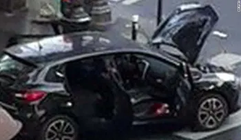 Video muestra una tercera persona en el auto de los atacantes en París