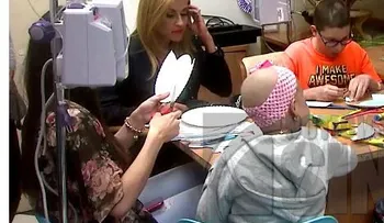  Niños con cáncer reciben clases en la habitación de un hospital en Puerto Rico 