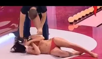 Hombre golpea brutalmente a mujer durante programa de TV (Video)