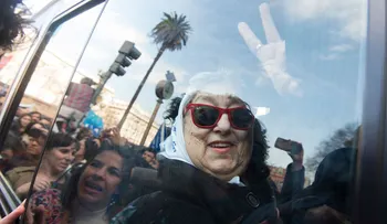 Ordenan detención de presidenta de Madres de Plaza de Mayo