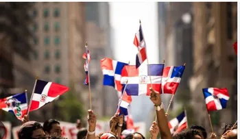 Es que somos así: dominicanos, expertos en conversar y conquistar