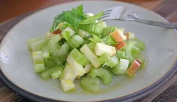 Descubre por qué deberías incluir en tus cenas esta ensalada de apio y manzana verde. ¡Espectacular!