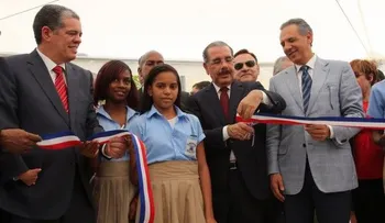 Presidente Medina inaugura 4 escuelas en SPM